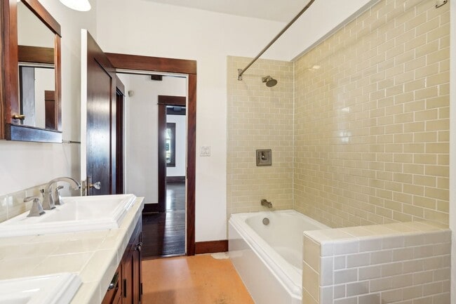 Building Photo - 1044 Manzanita St