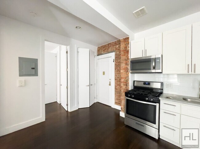 Building Photo - Renovated Spacious 1-Bed 1-Bath / West Cro...