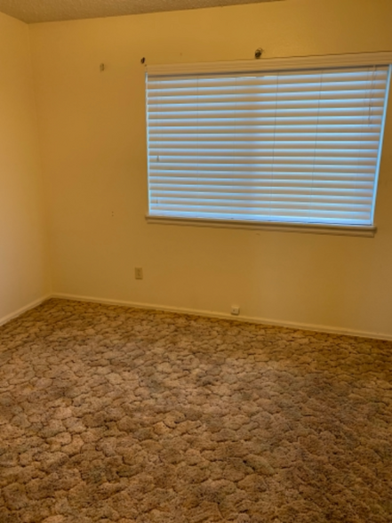 Building Photo - 755 River View Dr