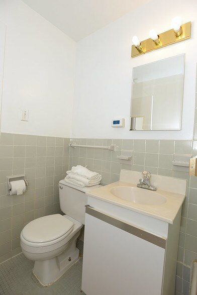 vanity - 1021 Arlington Blvd