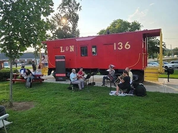 Building Photo - 810 Bellevue Rd