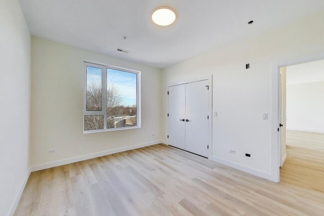 Building Photo - 1950 W Lawrence Ave