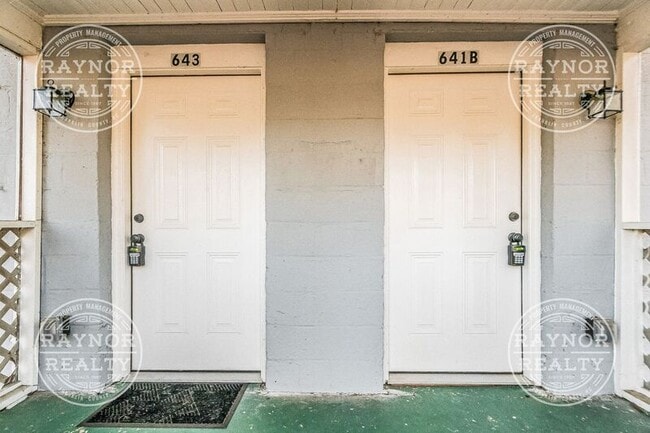 Building Photo - 641 Kenwood Ave