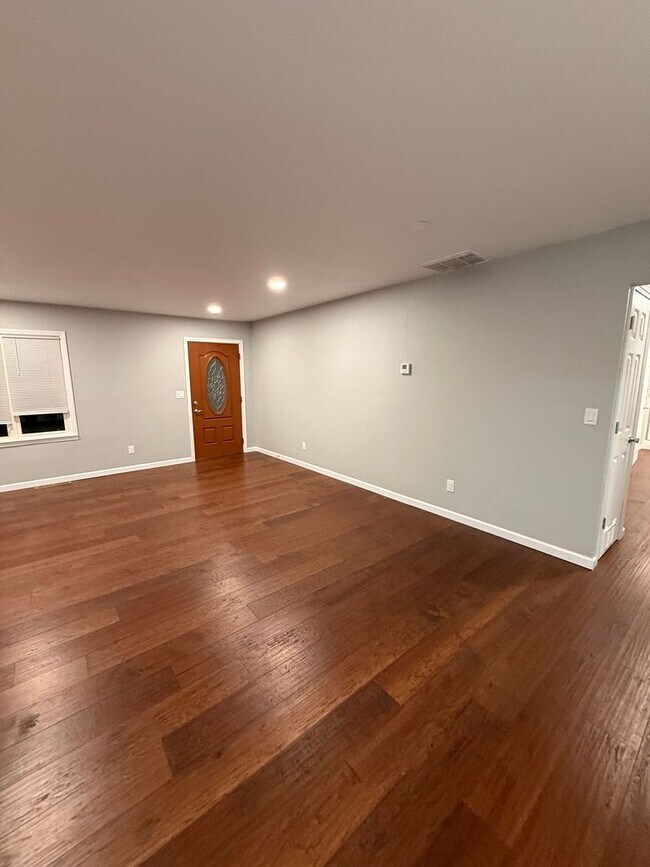 Building Photo - Very Nice 3 Bedroom home in great location!