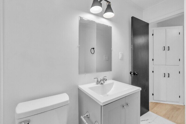 Building Photo - Updated 2-Bedroom 1-Bathroom Duplex in Spartanburg with Modern Finishes and Convenient Location!