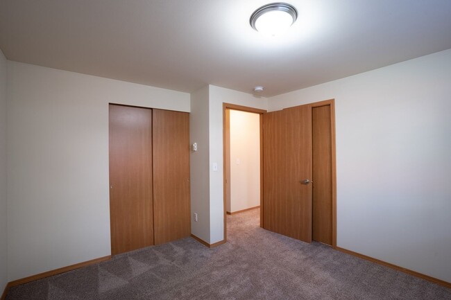 Building Photo - 3 BEDROOM TOWNHOME IN ARLINGTON