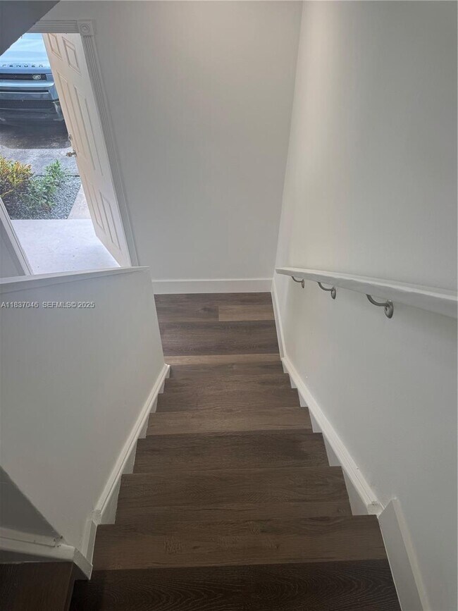 Building Photo - 157 NE 12th Ave