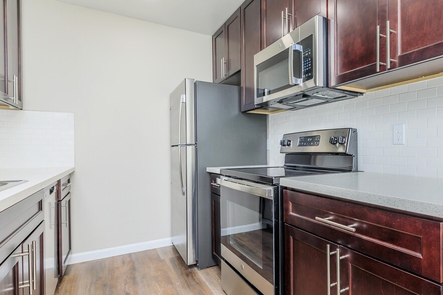 Building Photo - Creekside Apartments