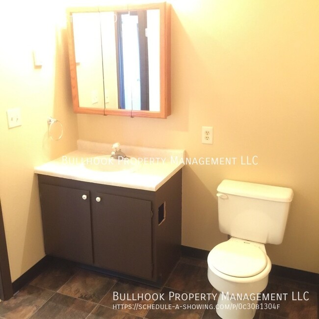 Building Photo - 2 bedroom 1-1/2 bath - Townhouse - Close t...