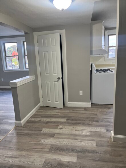 Building Photo - 10 Wakefield Ave