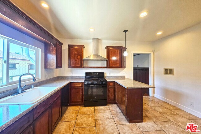 Building Photo - 648 Heliotrope Dr