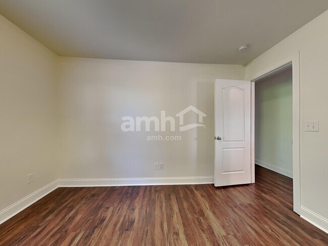 Building Photo - 515 McMillan Ln