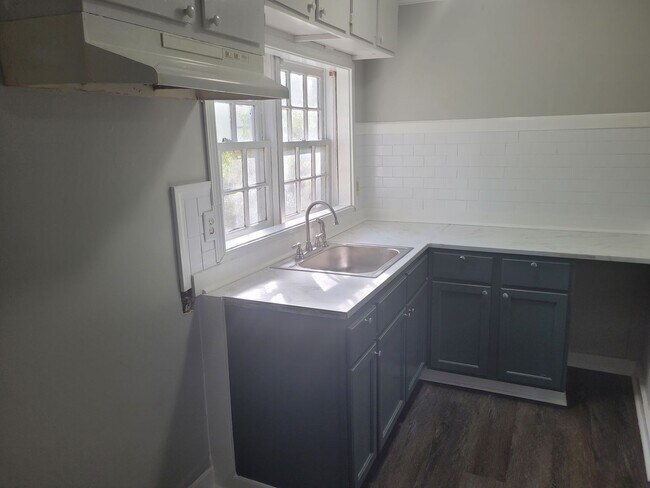 Building Photo - 2400 Bell St