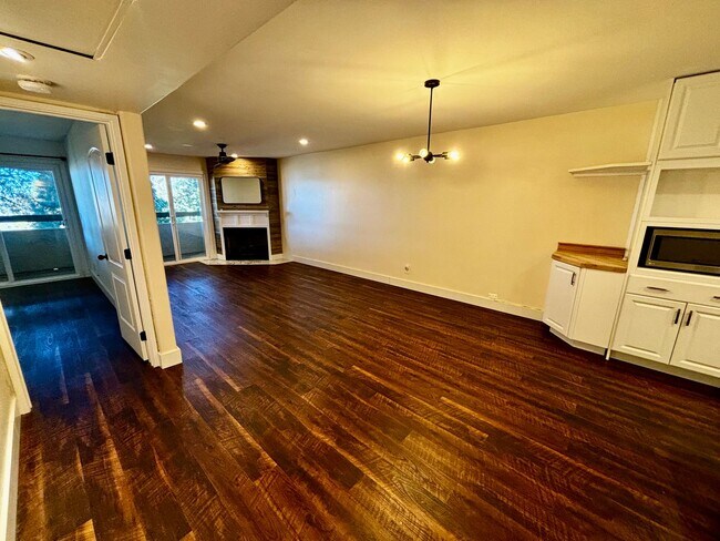 Building Photo - Beautiful 2 bed 2 bath Condo Located in North Park