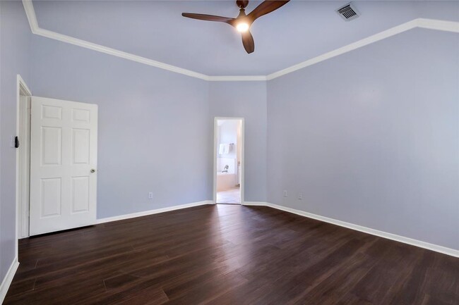 Building Photo - 1908 Oak Hollow Dr W