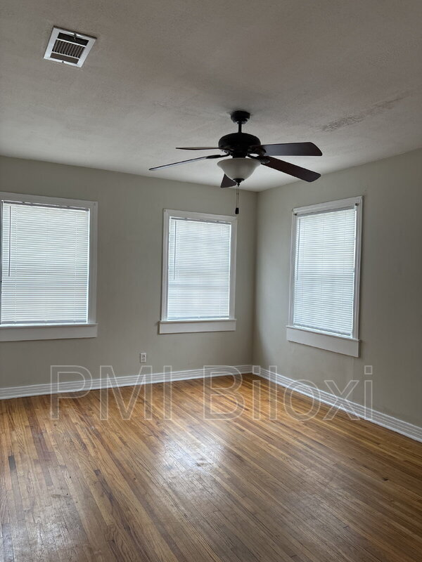 Building Photo - 391 Rodeo Dr