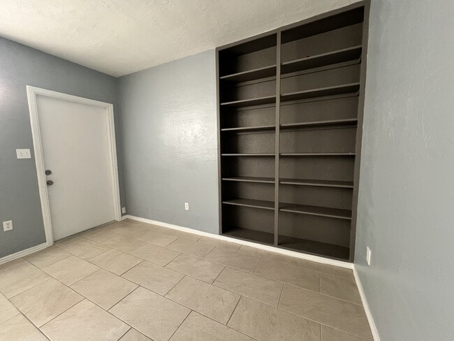 Building Photo - 700 Tam O Shanter Dr