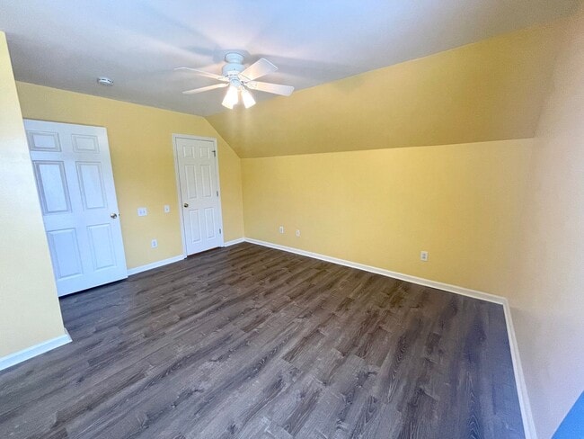 Building Photo - 3 Bedroom, 2 Bath Townhome in Park West of...