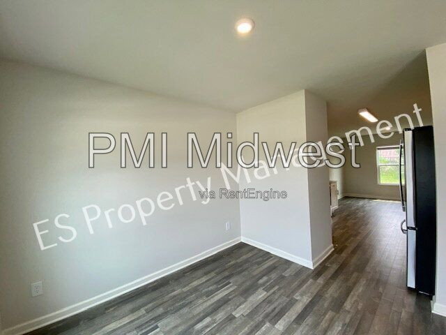Building Photo - 2913 W Kings Cyn Dr