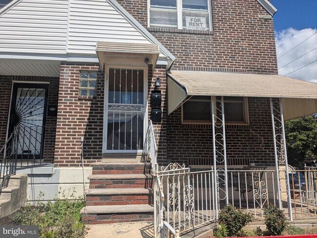 Building Photo - 1327 E Weaver St