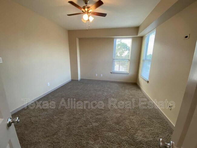 Building Photo - 3625 Valley Vista Dr