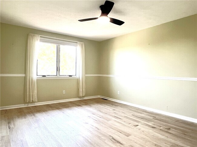 Building Photo - 3 Treetop Dr