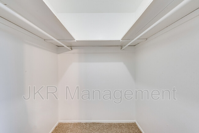 Building Photo - 7102 Glenview Dr