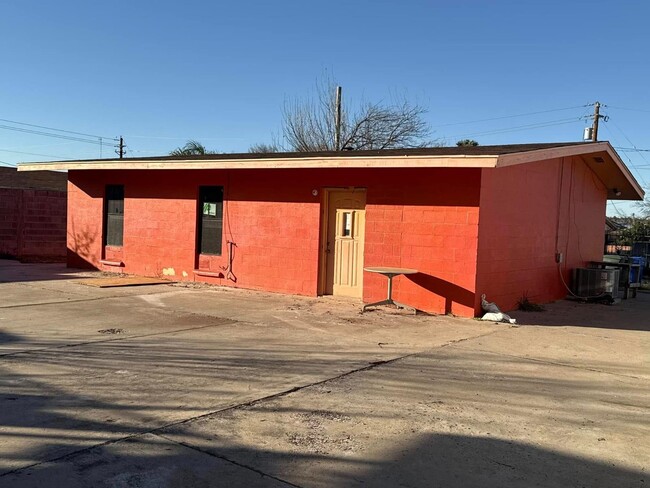 Building Photo - 2703 Diaz St