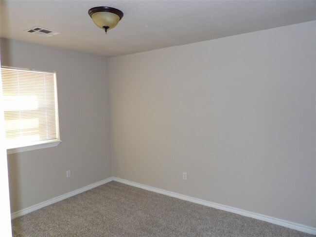 Building Photo - 125 SE Surrey Ln