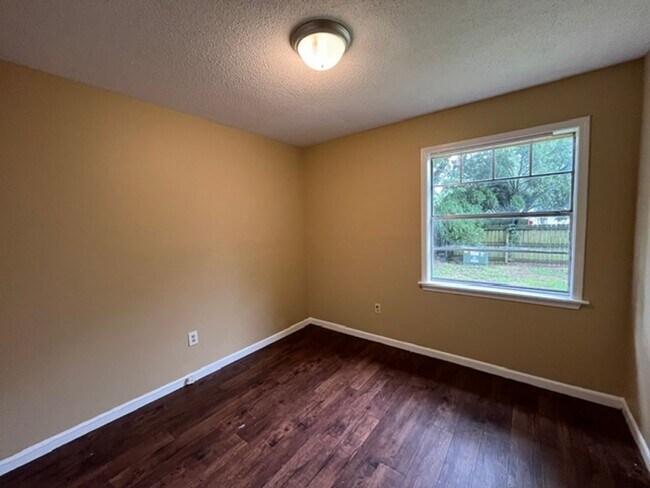 Building Photo - Renovated 3 Bedroom 1.5 Bath Home with 1 Car Garage for Rent!!