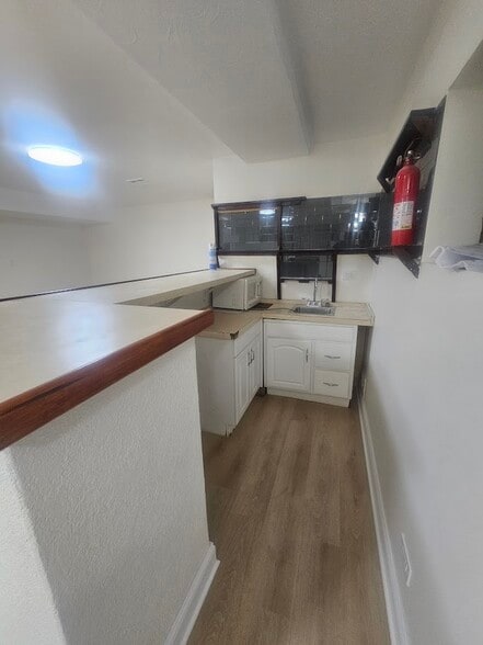 wet bar - 4405 N Keokuk Ave