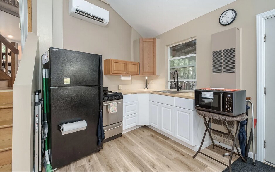 Building Photo - 5884 E P Ave