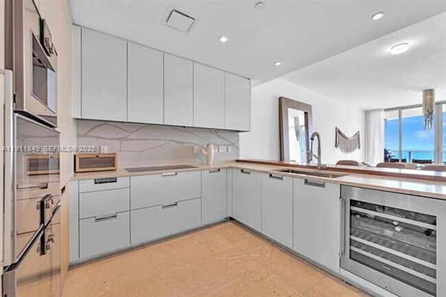 Building Photo - 15701 Collins Ave