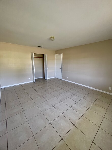 Building Photo - 1570 E Breezy Ln