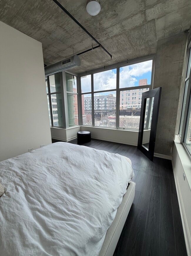 Building Photo - 50 E 16th St