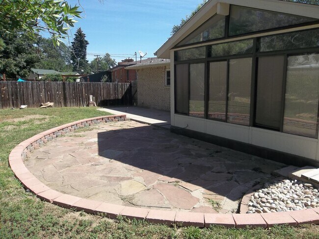 Building Photo - Spacious 3 Bed, 2 Bath Ranch Home with Sunroom and 2-Car Garage