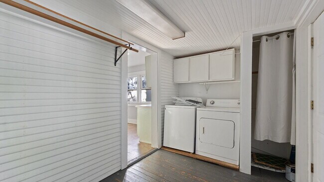 Building Photo - Super Cute One bedroom - Arts and Crafts s...