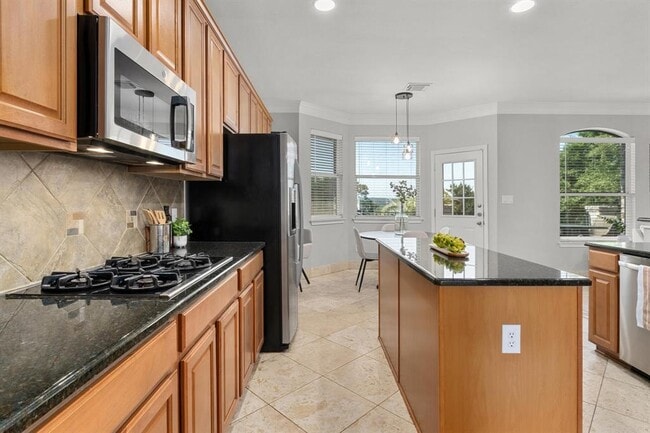 Building Photo - 6611 Yaupon Dr