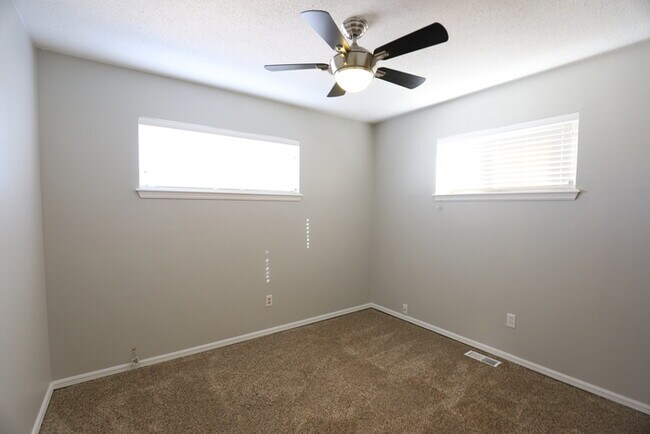 Building Photo - Warr Acres