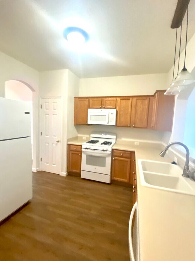 Building Photo - 804 N Creek Blvd