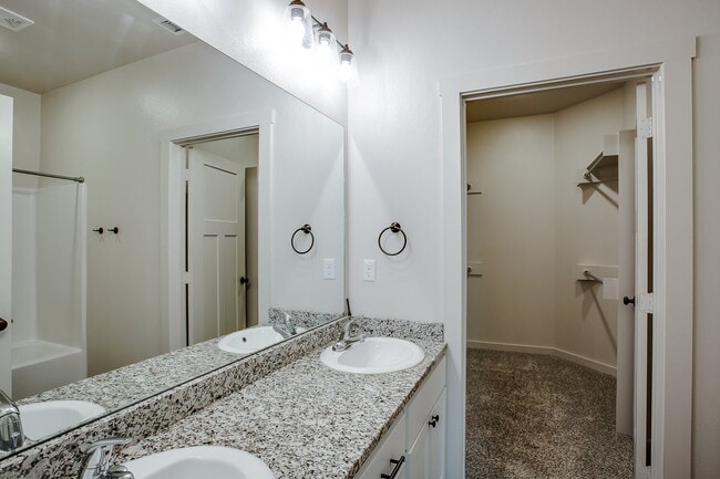 Building Photo - Beautiful Townhome in Viridian!