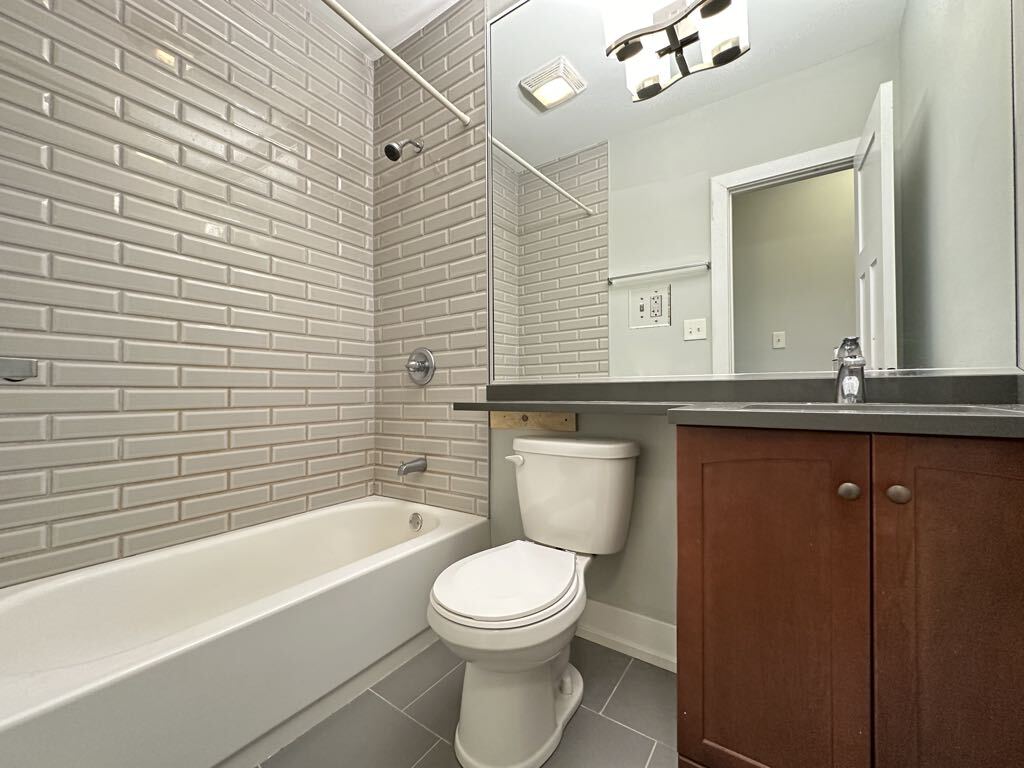 Building Photo - 562 W Arlington Pl