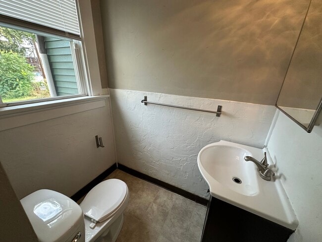 Building Photo - Central Campus OSU Single Family Home with...