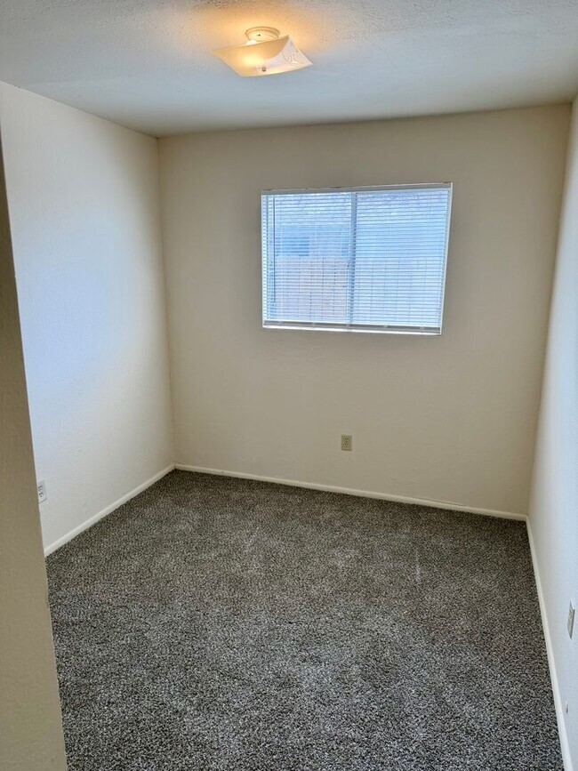 Building Photo - General Marshall St (308)