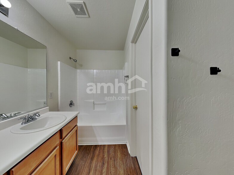 Building Photo - 5211 W Warner St