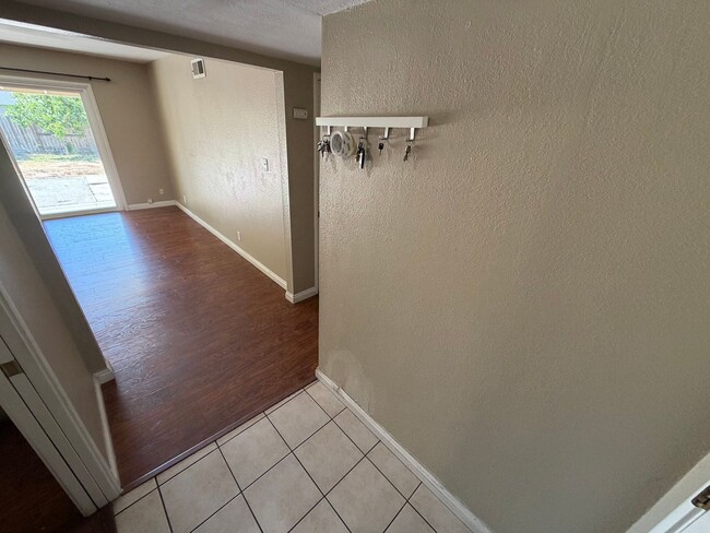 Building Photo - 4752 Crestview Dr