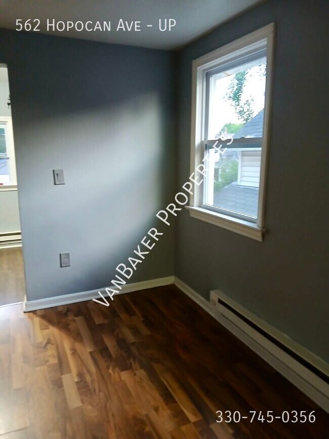 Building Photo - 562 E Hopocan Ave