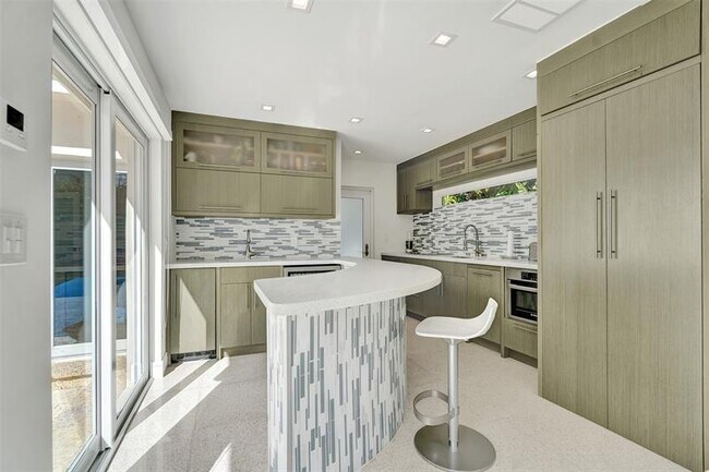 Building Photo - 2514 Yacht Club Blvd