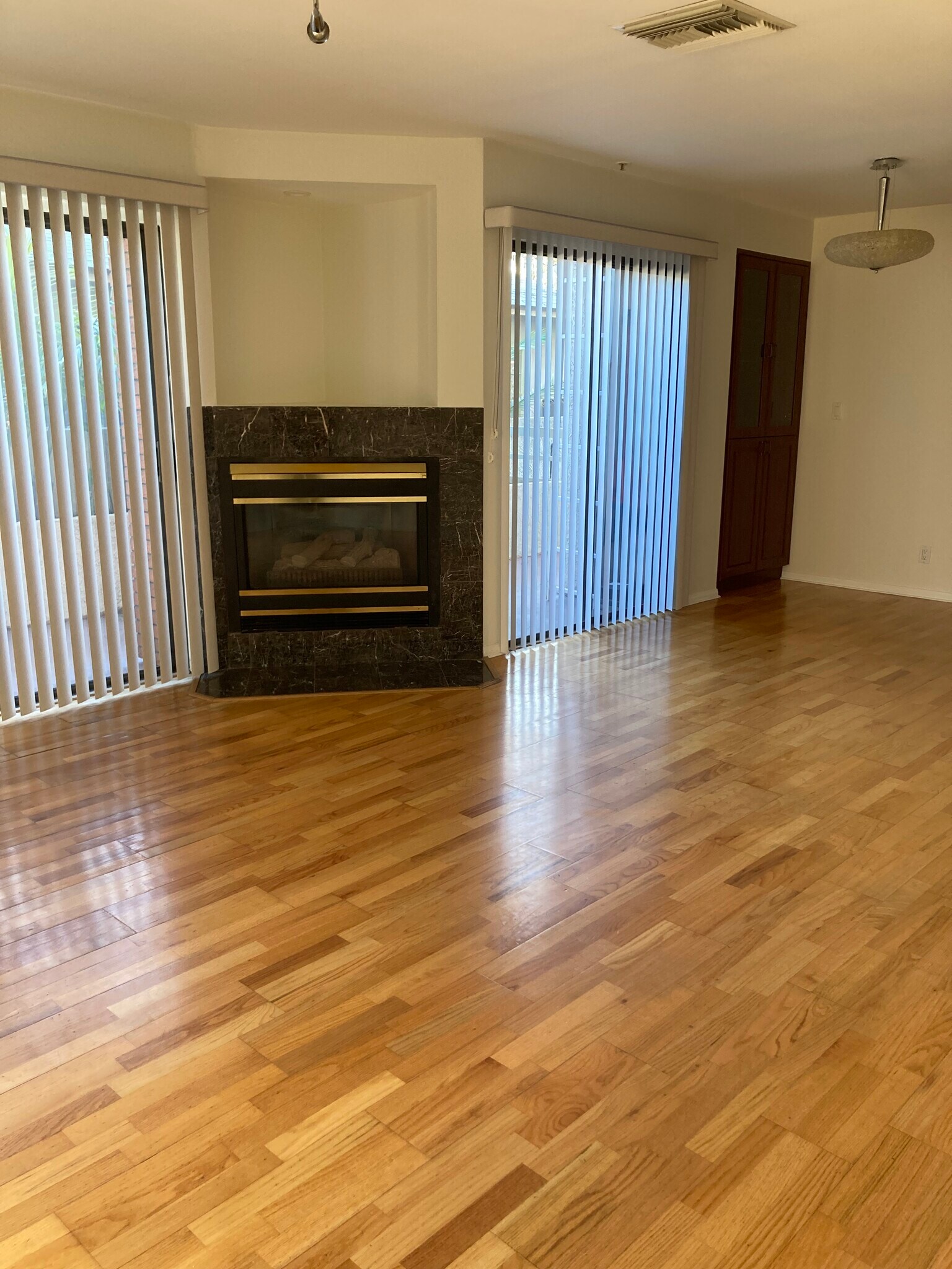 Living room/dining room - 431 W Lexington Dr