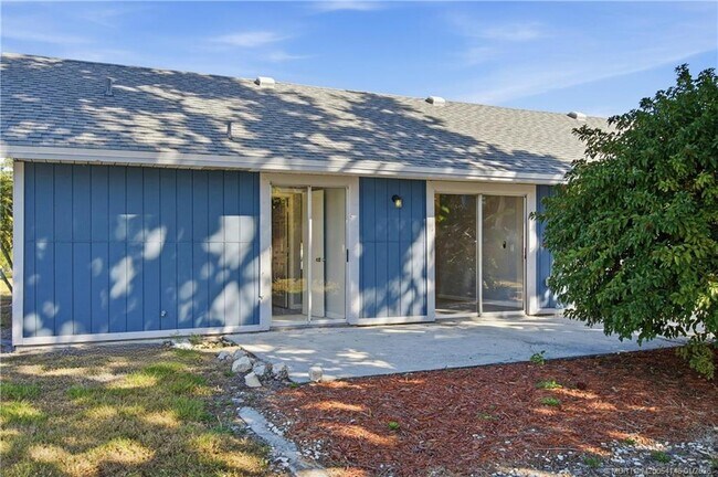 Building Photo - 1074 SW Jennifer Terrace